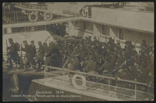 Soldats belges sur un bateau à Ostende (Belgique).